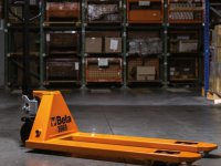 Manual pallet truck 3069 on two wheels with battistrada in PU, carrying 2.5 t -